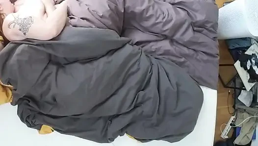 Aku membiarkannya meniduriku mentah di pagi hari sampai dia cum jauh di dalam diriku