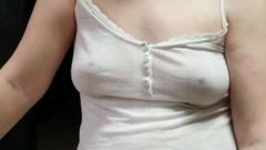 Os peitos da esposa estão visíveis através da camisa para baixo da blusa