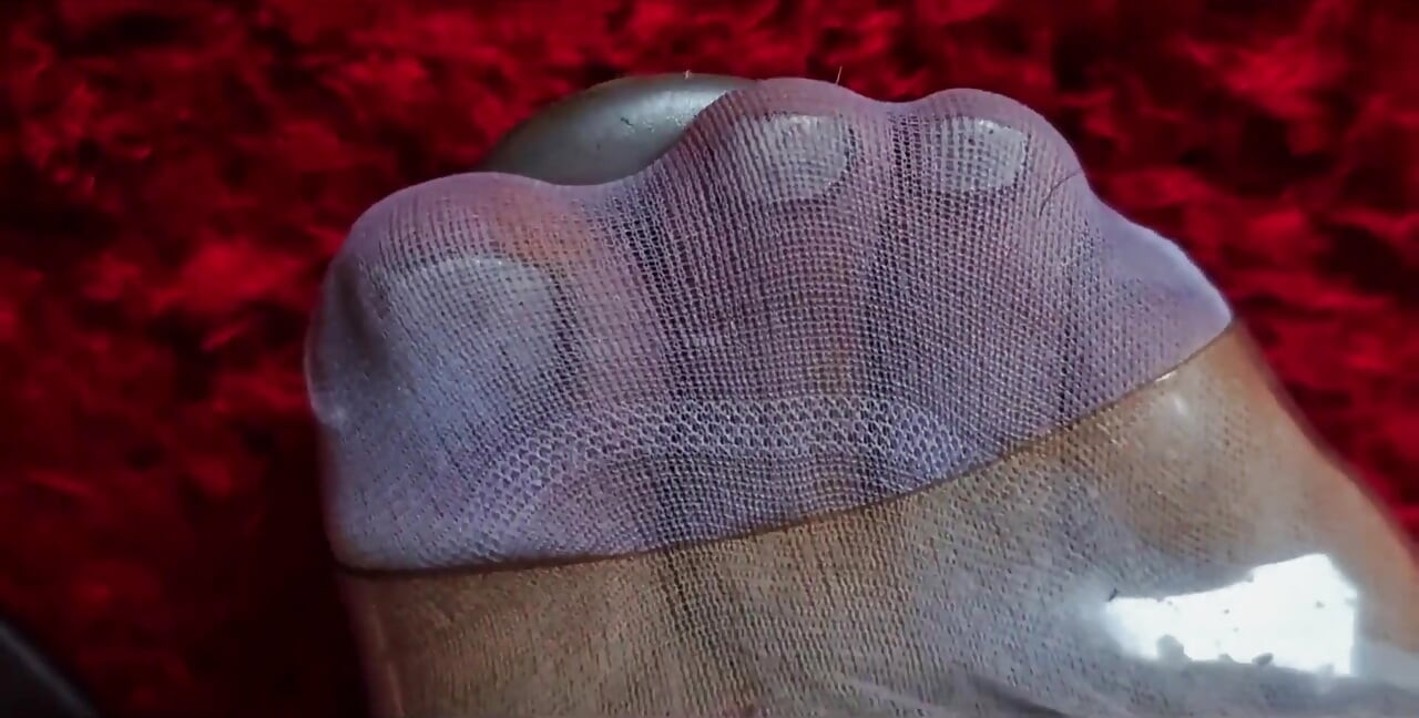 残酷な巨人女が哀れな小さな男に自分の膣の匂いを嗅がせ