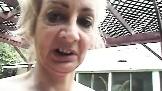 Mature shemale loves thick cocks