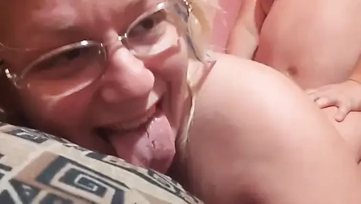 Horny maid in latex do very good cleaning service