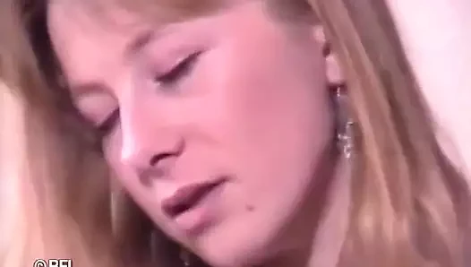 Edepsiz yaşlı dede güzel görünümlü sarışın orta yaşlı seksi kadını sikiyor