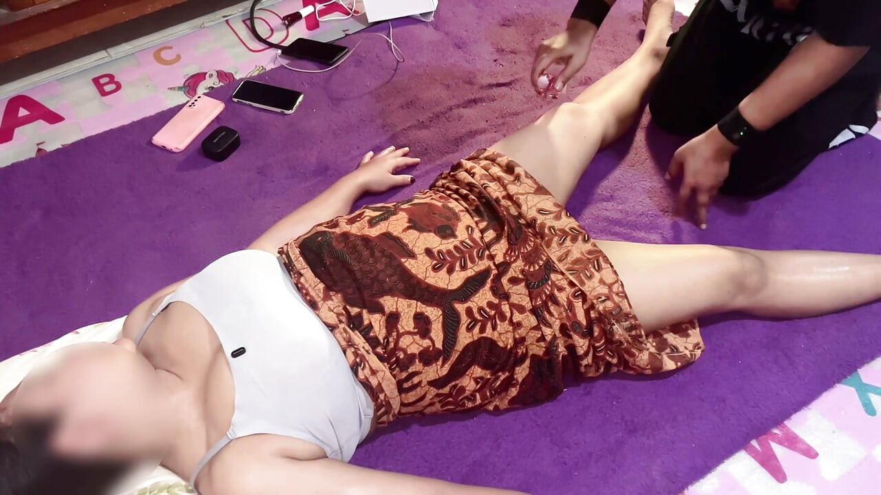 Lucky masseuse, gets a woman with big
