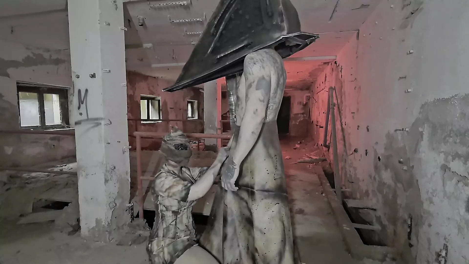 Une infirmière de Silent Hill se fait punir par une tête de pyramide - fantasme de cosplay