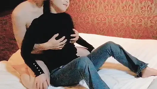 Büyük memeli karısını kırmızı iç çamaşırıyla okşuyor ve parmaklayarak boşaltıyor. Ev yapımı amatör kişisel fotoğrafçılık kawasaki jk