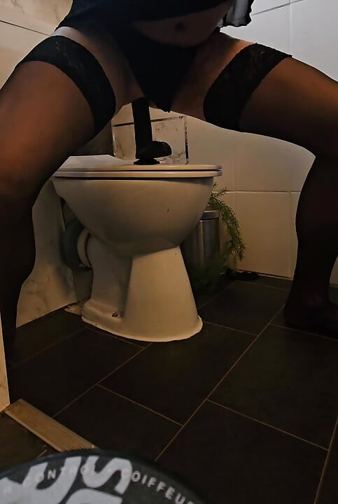 Sissy in strümpfen reitet ihren dildo teil 1