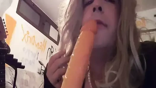 Cd sürtüğü Amber gırtlağına kadar dildo alıyor