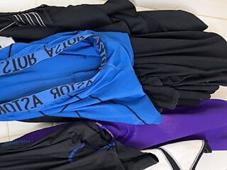 Velké černé péro stříká na špinavé spodní prádlo v šatně střední školy