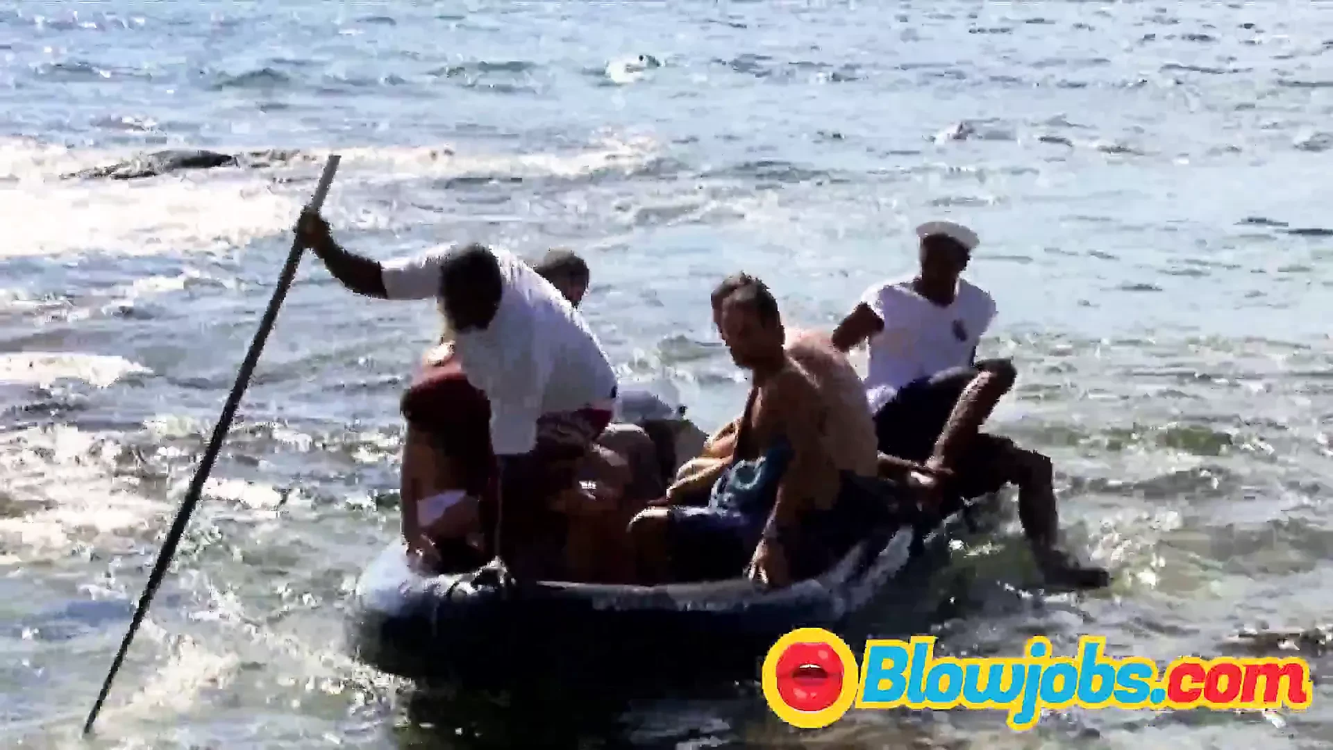 Cette blonde aux petits seins adore le sexe anal en groupe à la plage