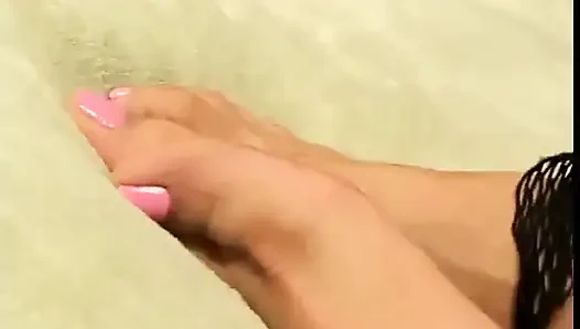 Cowok kontol besar beruntung ini di-footjob sambil pakai stoking jaring-jaring dan lingerie oleh jayna oso