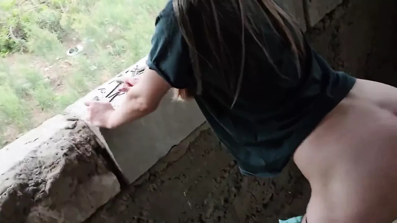 Một ngôi nhà hoang trong một ngôi làng bỏ hoang