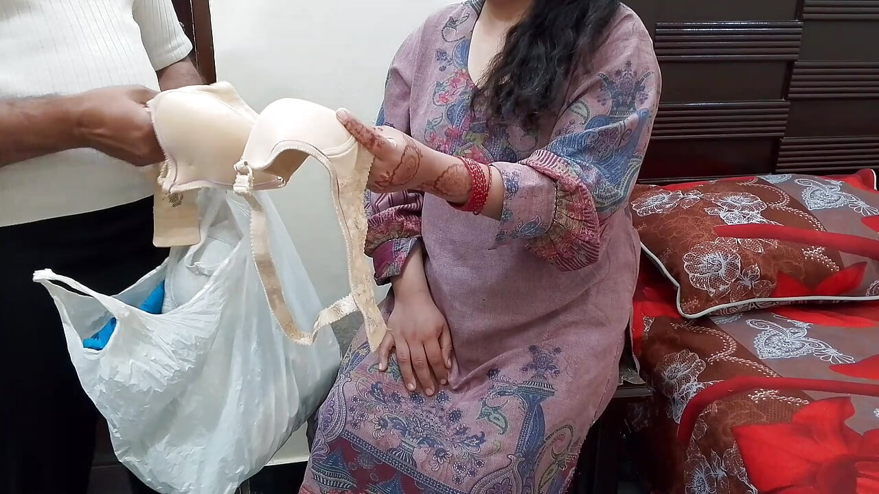 Desi Indian Bhabhi deliberately took off her clothes in front of the bra seller