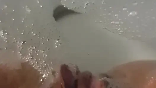 Я даю себе оргазм в ванне.