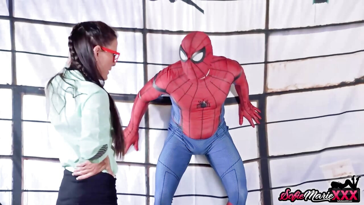Puma zavodnica Sofie Marie puši ogromni kurac Spider Manu