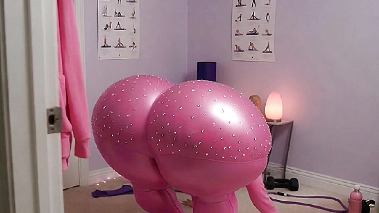 Büyük götlü şehvetli pembe yoga kızı tangayla soyunuyor