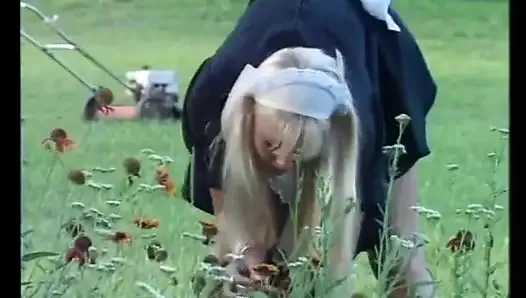 Un jardinier obscène propose une soubrette blonde se fait baiser peu dans l’herbe verte