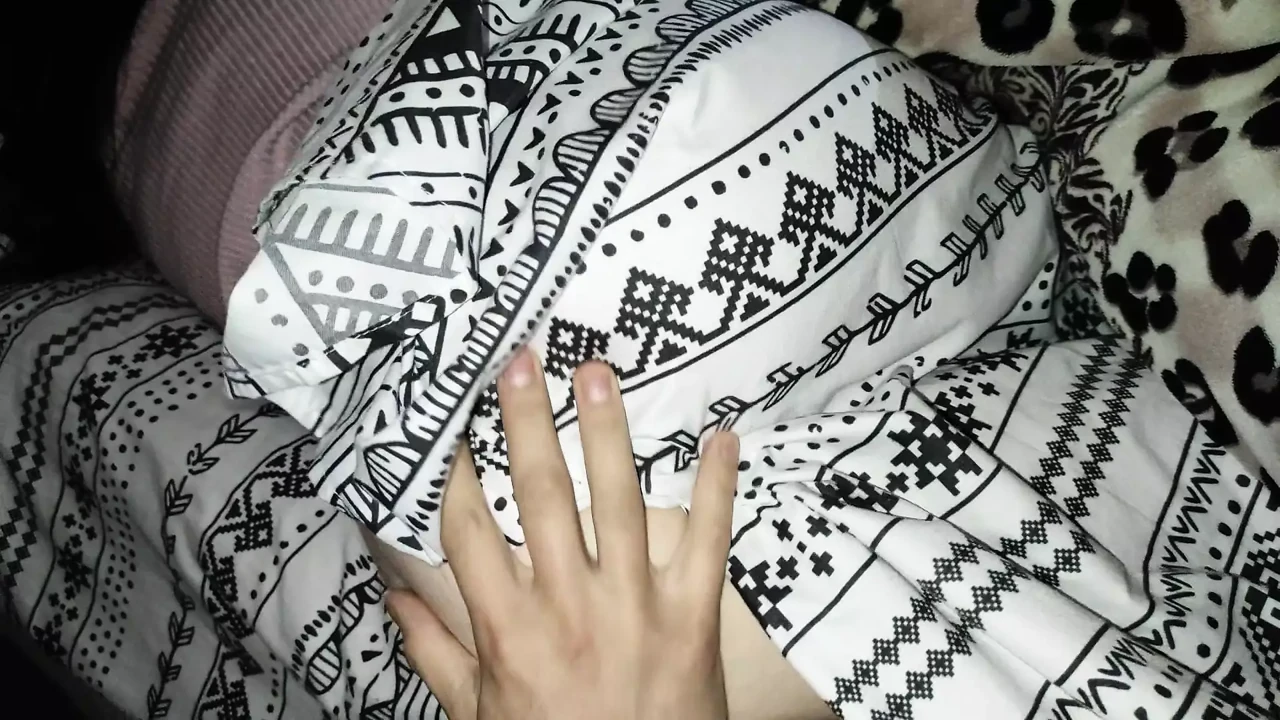I catch my BF resting and I get horny and masturbate her ass, I put everything in her ass
