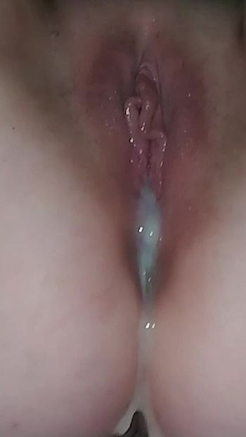 Huge creampie amateur. Lot of cum flows out of pussy