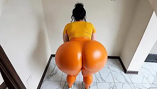 Turuncu taytlı büyük götlü kadın hareket ediyor