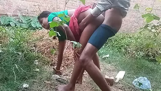 Sexe indien réel en plein air. Une Indienne se fait baiser par son copain