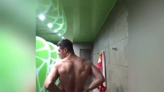 Nackt in der Dusche herumlaufen