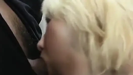 Almanya'dan yarak emen sarışın kadın sonra bardaktan içiyor