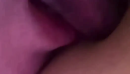 Göbek piercingli dil yalama