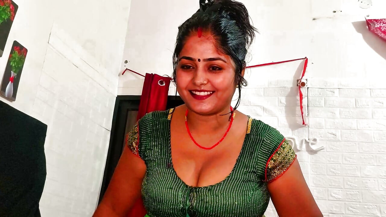 Desi Bhabhi трахається з бойфрендом, розмовляючи по телефону з чоловіком, індійське порно
