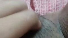 Solo stunner fingering her delicious pussy in sexy close up