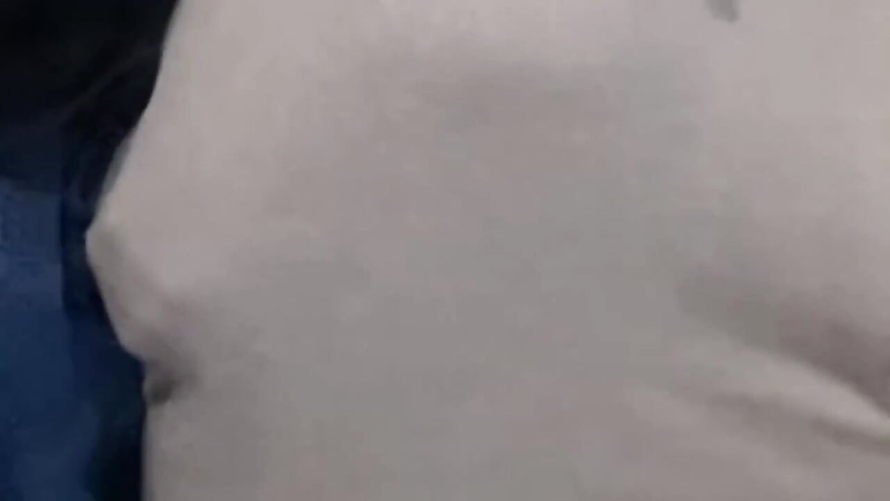 混雑した地下鉄で毛深い膣を指で愛撫される
