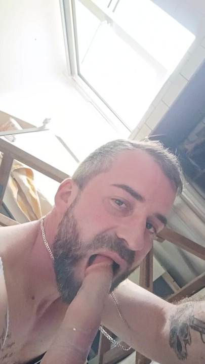 Büyük yaraklı oyuncak travesti emiyor