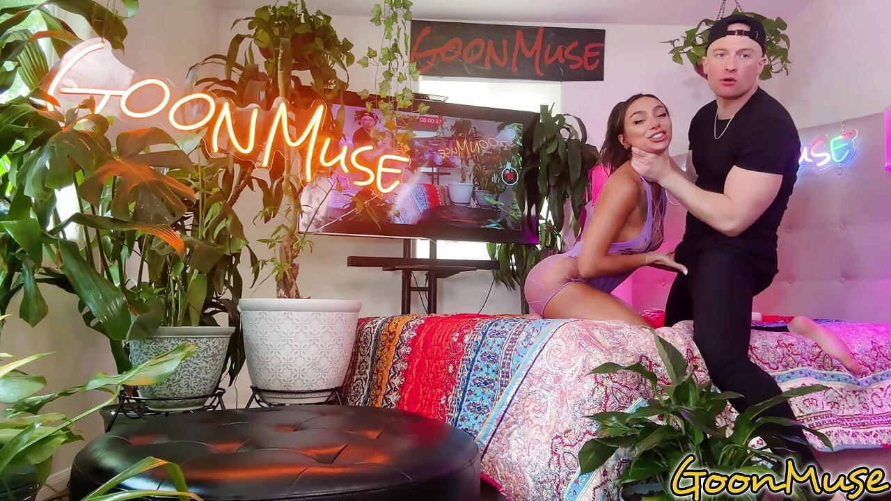 A tetovált csaj megvadul, miközben nagy faszon lovagol