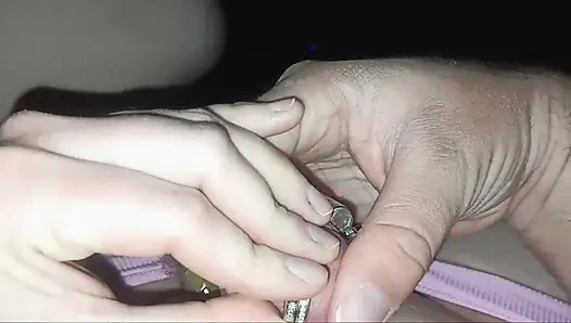 Suami terkunci dalam cincin spike dan terdengar dengan cincin kawinku.