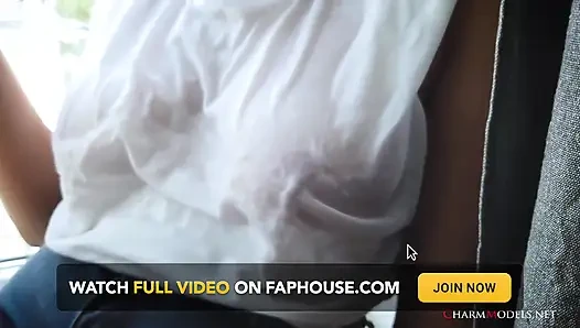 Das vollbusige schätzchen Denise mit einem Wet T-shirt am fenster