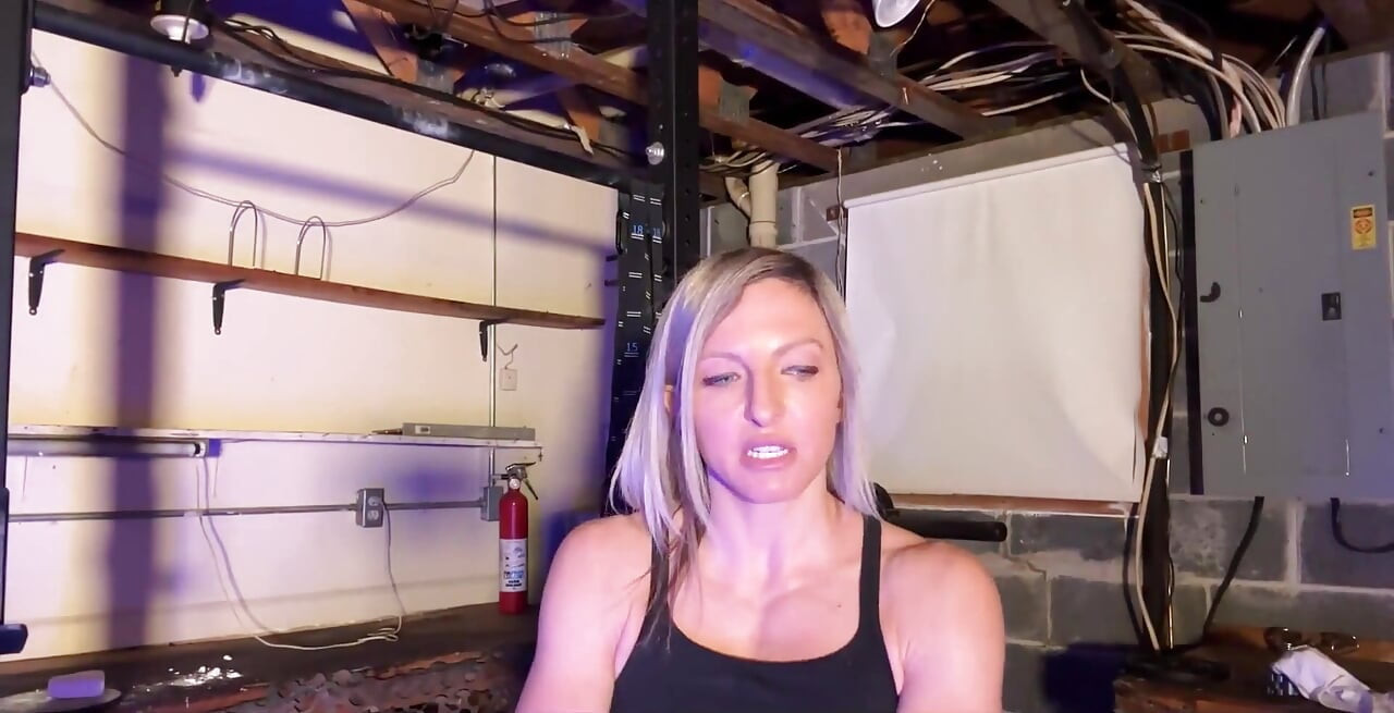 Strong Blonde Pull-ups