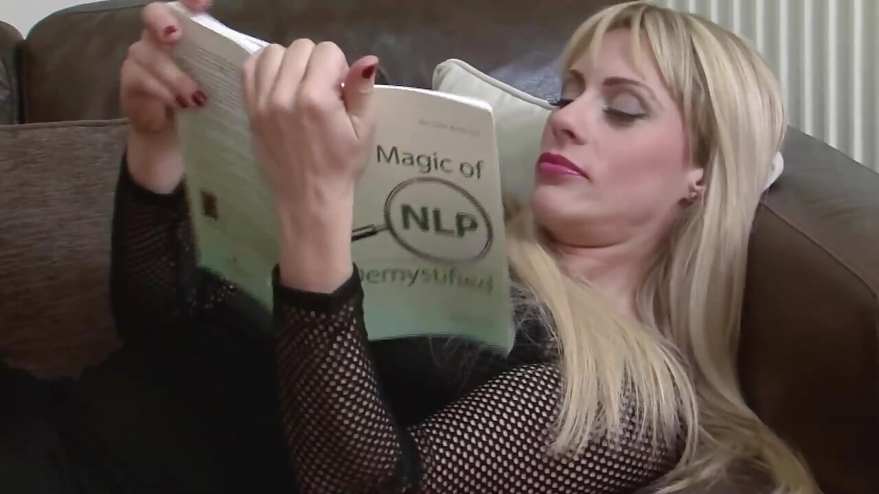 De olhos vendados esposas cena 4 peituda loira milf em lingerie Brittany Bardot fode um grande pau de olhos vendados