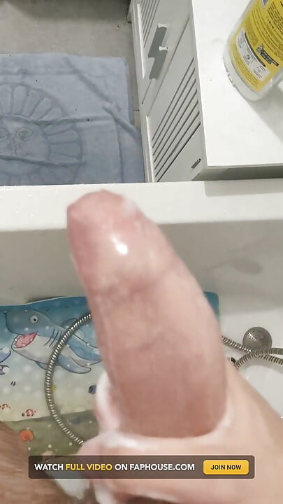 ชักว่าวควยใหญ่และหนาในห้องอาบน้ํา