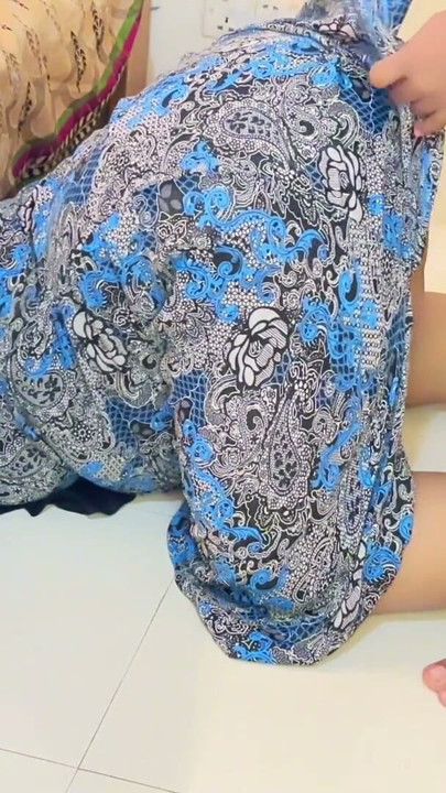 Arap orta yaşlı seksi üvey anne, bayramı sabahı odayı temizlerken yatağının altında sıkışıyor. Sonra üvey oğul götünü sikerek ona yardım ediyor | Klip 1