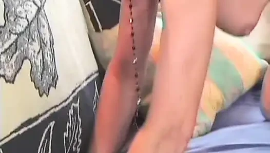 Молодой чувак и ее муж жестко отшпилили ее киску сексуальной бабушке