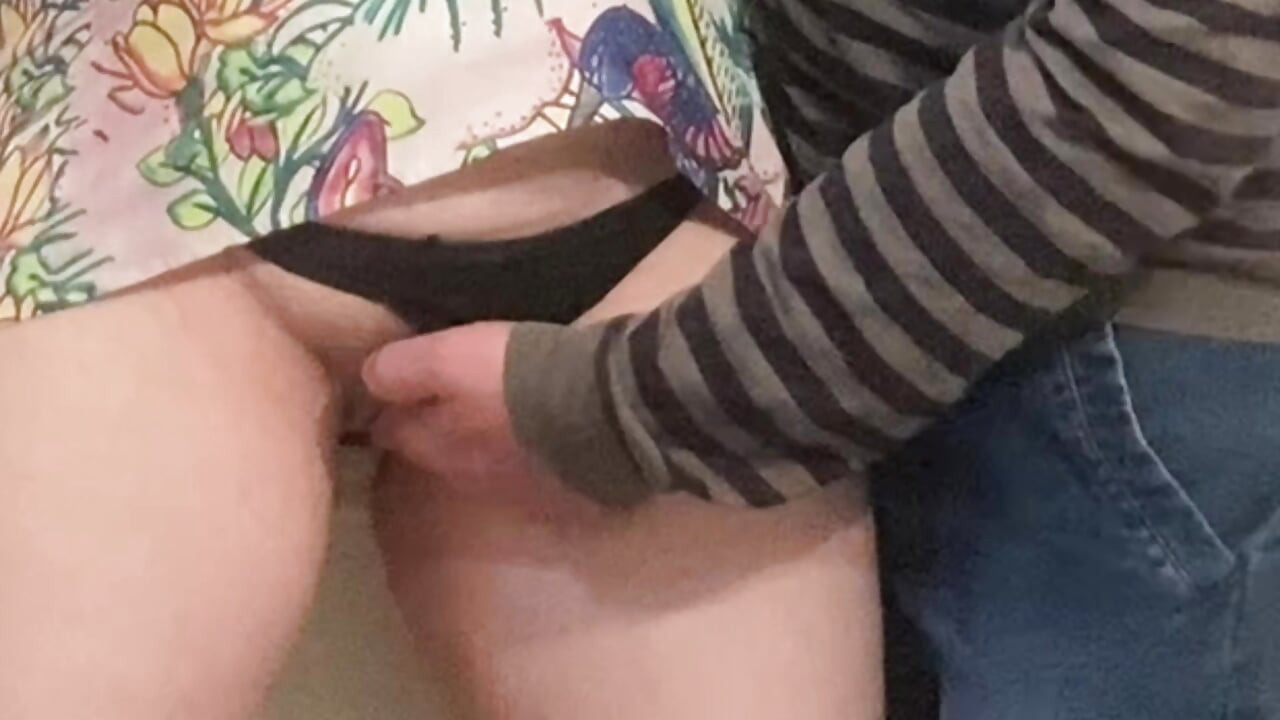Sexy buceta peluda no metrô dedada por seu chefe