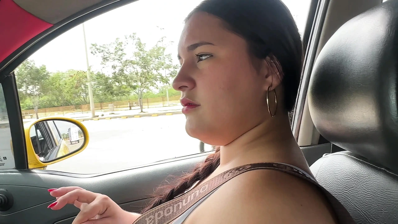 美丽的女孩留在街上，我提供帮助带她回家