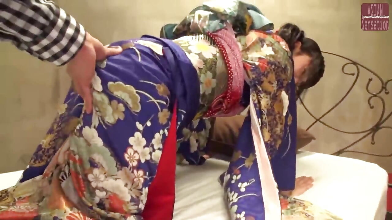 Nieśmiała Piękność Kimono podniosła się i wprowadziła do nowego rodzaju ekscytującej przyjemności - rozdział 3