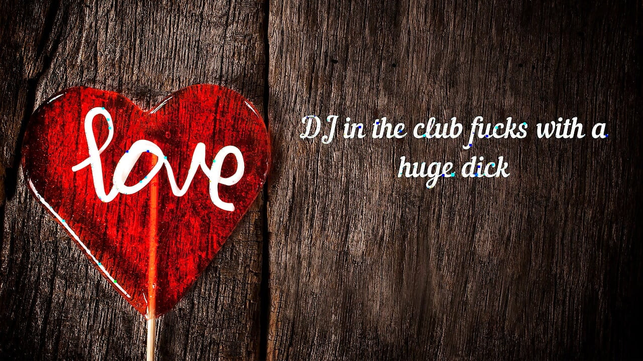 Un DJ dans un club baise avec une énorme bite !