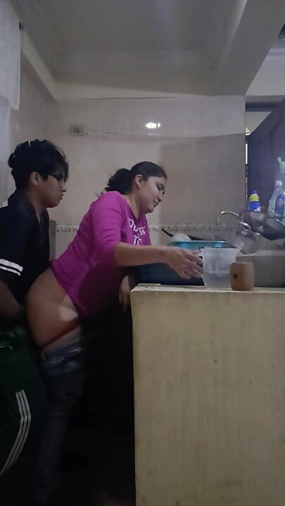 Karyawan ngentot dan nyepong kontol sambil cuci piring