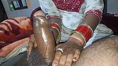 Bhabhi Xshika este masată până când ejaculează pe o pulă mare desi