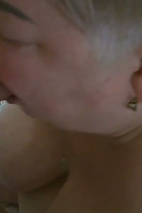 この腫れ上がったチンポが俺の舌の上を滑って絶頂する