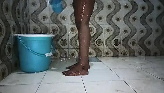 Indian tamil hot wife saranya bath show