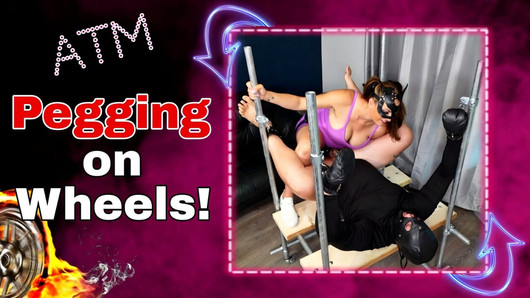 Pegging auf Rädern! Domina, Anal Bondage, Arsch zu Mund Umschnalldildo, weibliche Dominanz, echtes hausgemachtes Paar, Amateur BDSM, unterwü