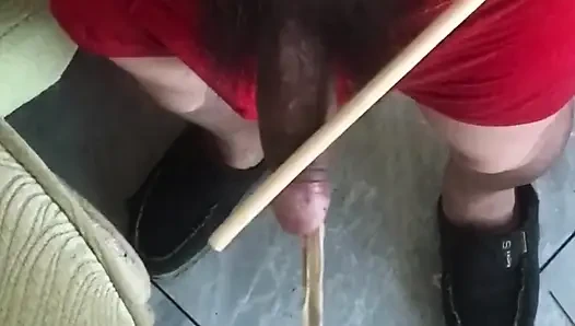 Çinli adam sikinin başını sert kırbaçlıyor