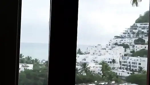 Plajda, üvey annem seks yaptıktan sonra giyiniyor ve amına dokunmama izin veriyor.